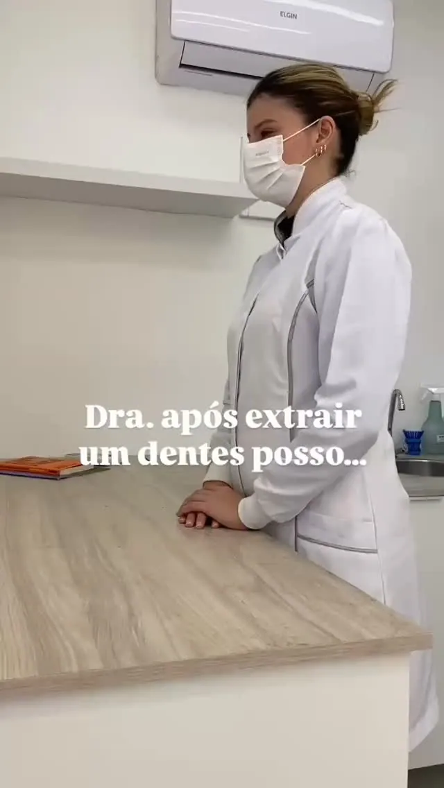 Dentista da Odonto Prime de jaleco branco em sala clínica orientando sobre cuidados após extração