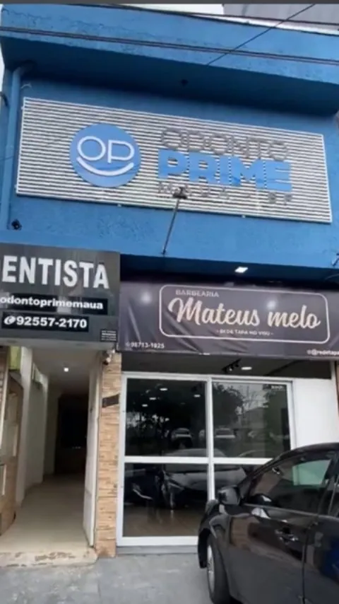 Fachada azul da clínica Odonto Prime em Mauá com letreiro da marca