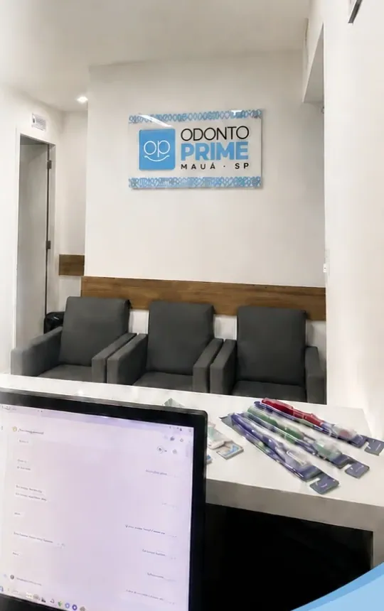 Recepção real da Odonto Prime Mauá com poltronas e logotipo na parede